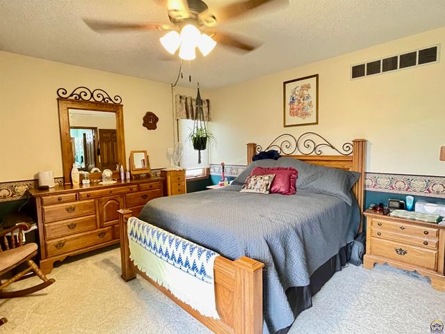 3833 SW Canterbury Town RD, Topeka, KS 66610