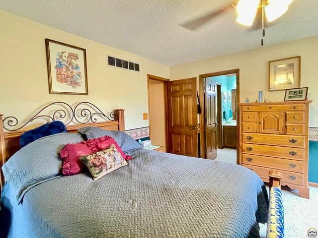 3833 SW Canterbury Town RD, Topeka, KS 66610