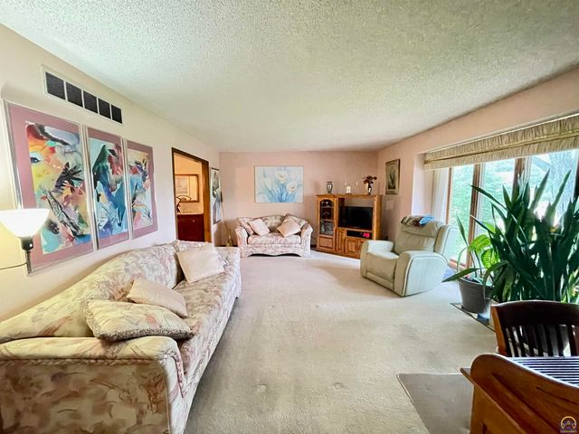 3833 SW Canterbury Town RD, Topeka, KS 66610