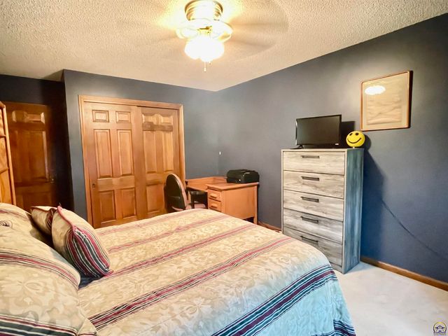 3833 SW Canterbury Town RD, Topeka, KS 66610
