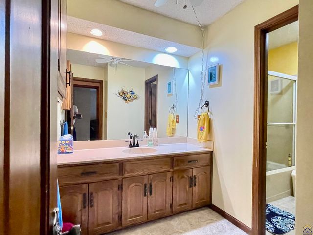 3833 SW Canterbury Town RD, Topeka, KS 66610