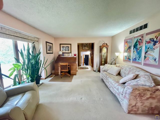 3833 SW Canterbury Town RD, Topeka, KS 66610