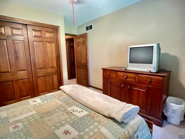 3833 SW Canterbury Town RD, Topeka, KS 66610