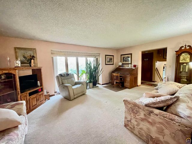 3833 SW Canterbury Town RD, Topeka, KS 66610