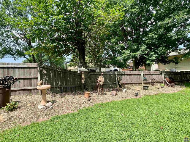 3833 SW Canterbury Town RD, Topeka, KS 66610