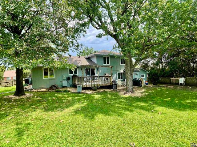 3833 SW Canterbury Town RD, Topeka, KS 66610