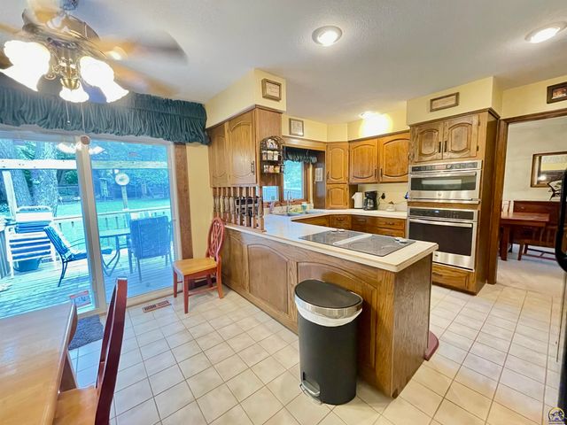 3833 SW Canterbury Town RD, Topeka, KS 66610