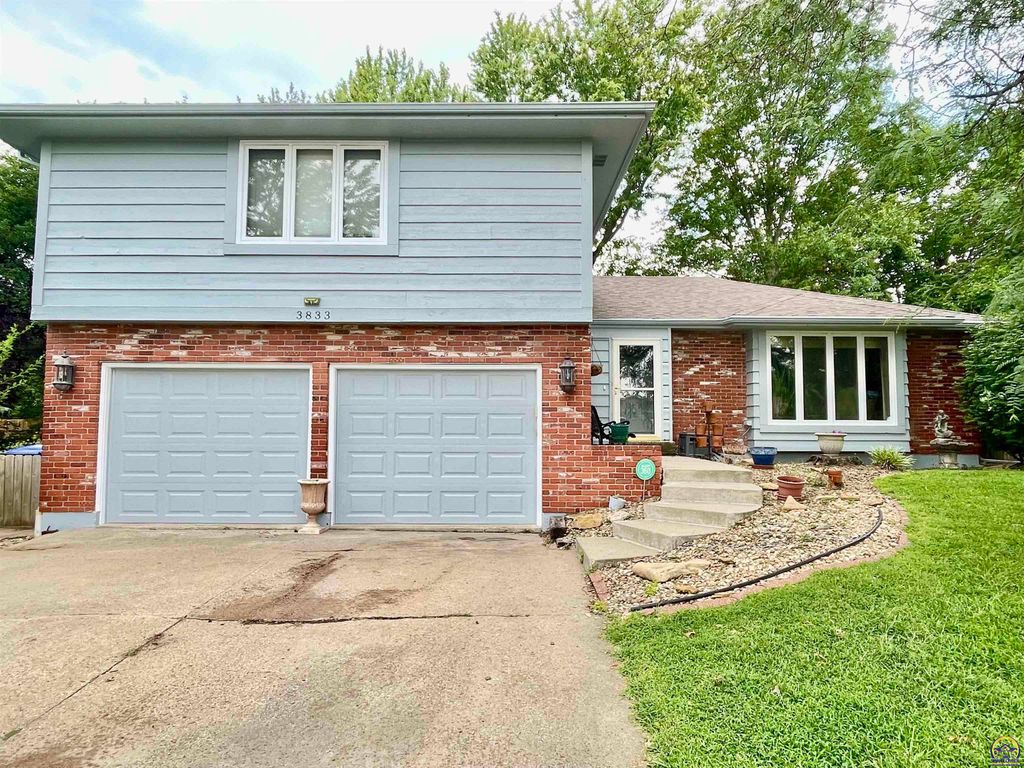 3833 SW Canterbury Town RD, Topeka, KS 66610