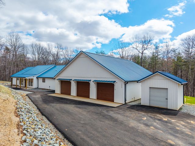 2409 Old Firetrail RD, Huddleston, VA 24104