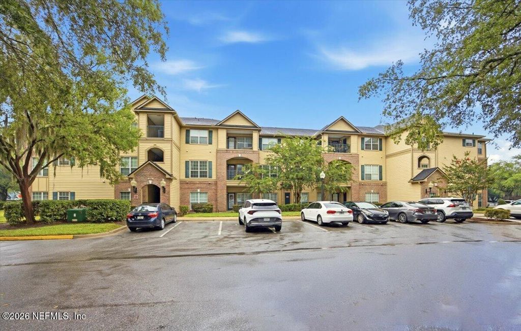 7800 POINT MEADOWS Drive 231, Jacksonville, FL 32256