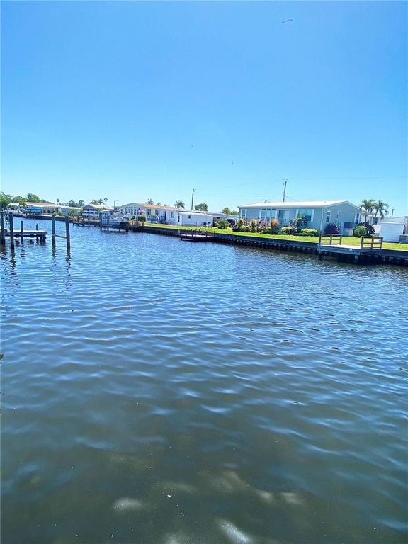 104 AMERICANA COURT NE 207, St Petersburg, FL 33702