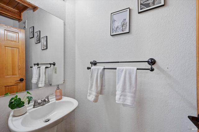 7001 Glebe Dr, Kelseyville, CA 95451