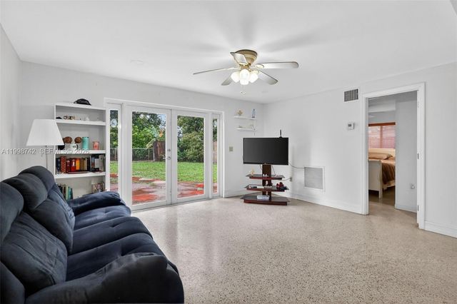 733 W 33rd St, Hialeah, FL 33012