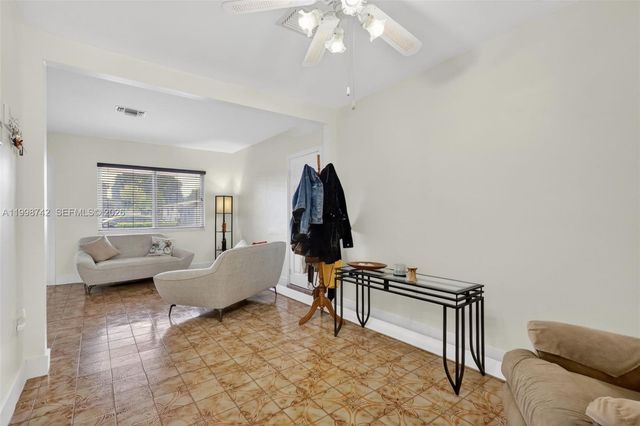 733 W 33rd St, Hialeah, FL 33012