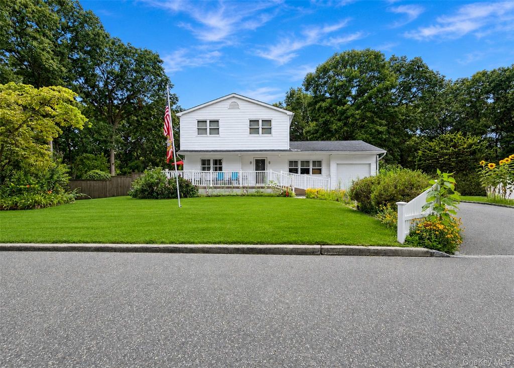 8 Virginia Drive, Medford, NY 11763
