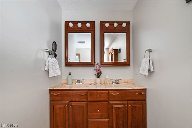 2370 Davis Peck Road, Cortland, OH 44410