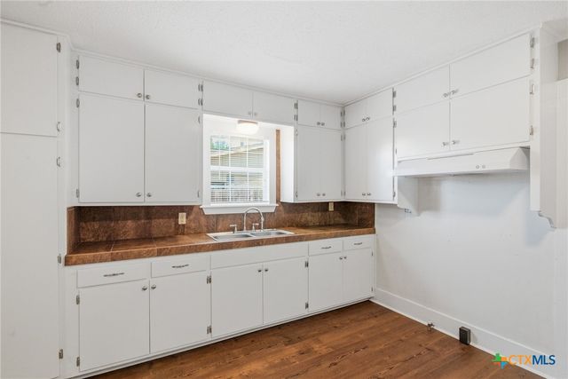 1406 N Clinton Street, Cuero, TX 77954