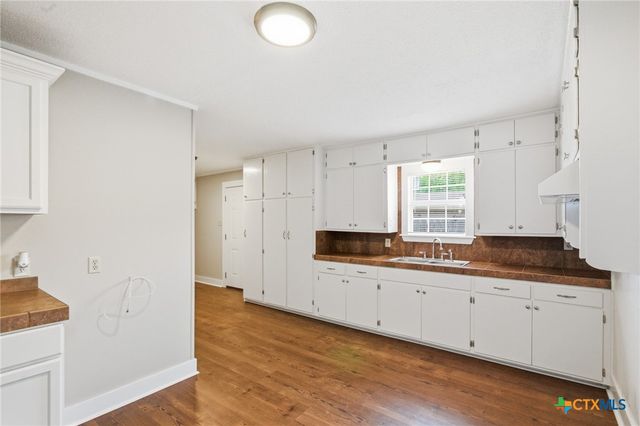 1406 N Clinton Street, Cuero, TX 77954