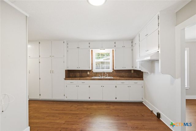 1406 N Clinton Street, Cuero, TX 77954