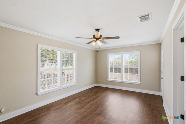 1406 N Clinton Street, Cuero, TX 77954