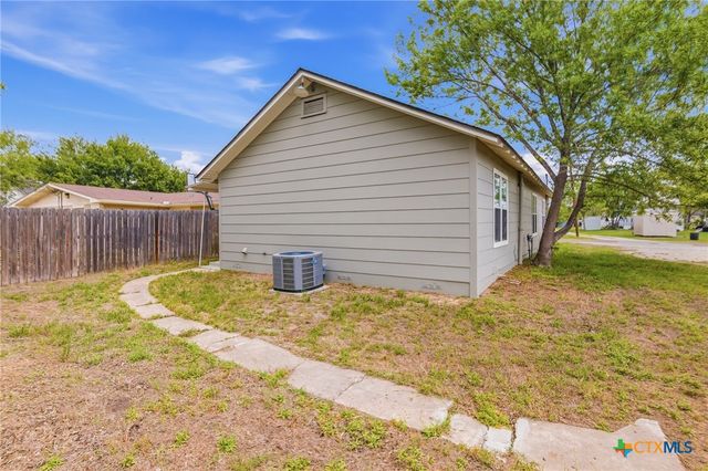 1406 N Clinton Street, Cuero, TX 77954