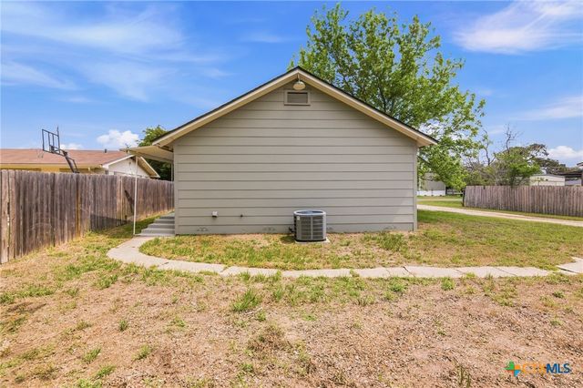 1406 N Clinton Street, Cuero, TX 77954