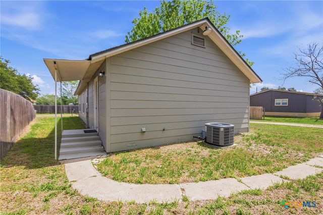1406 N Clinton Street, Cuero, TX 77954