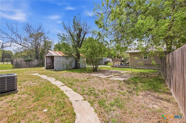 1406 N Clinton Street, Cuero, TX 77954