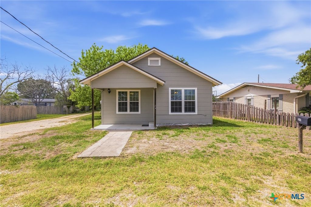 1406 N Clinton Street, Cuero, TX 77954