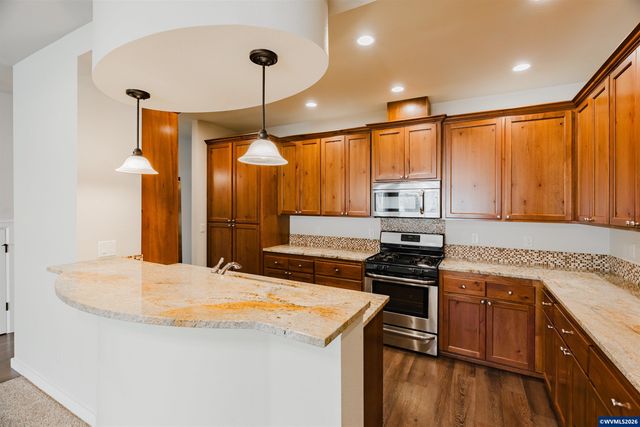 384 Market St NE, Salem, OR 97301