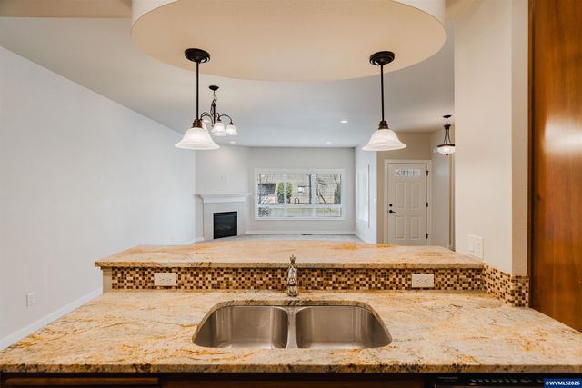 384 Market St NE, Salem, OR 97301