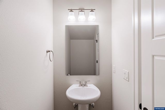 384 Market St NE, Salem, OR 97301