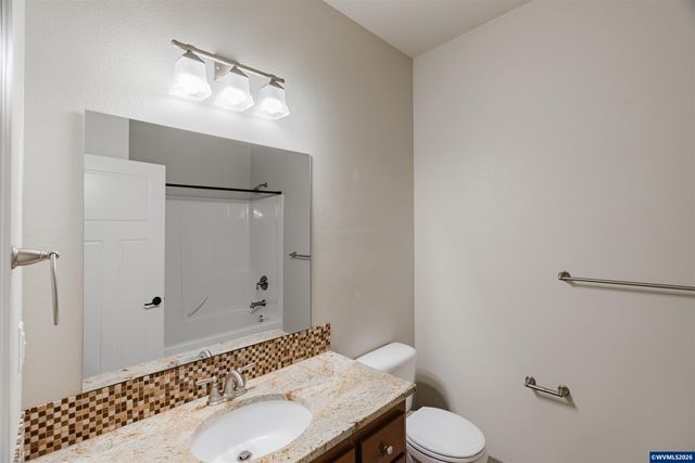 384 Market St NE, Salem, OR 97301