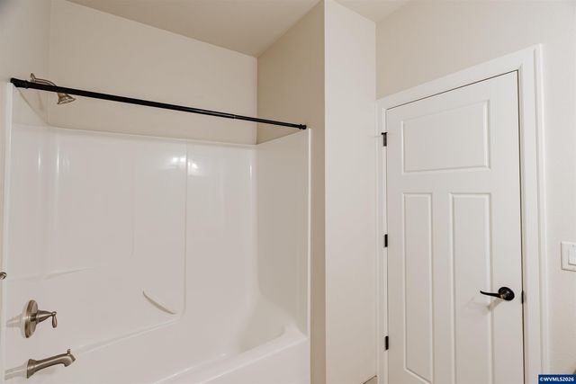 384 Market St NE, Salem, OR 97301