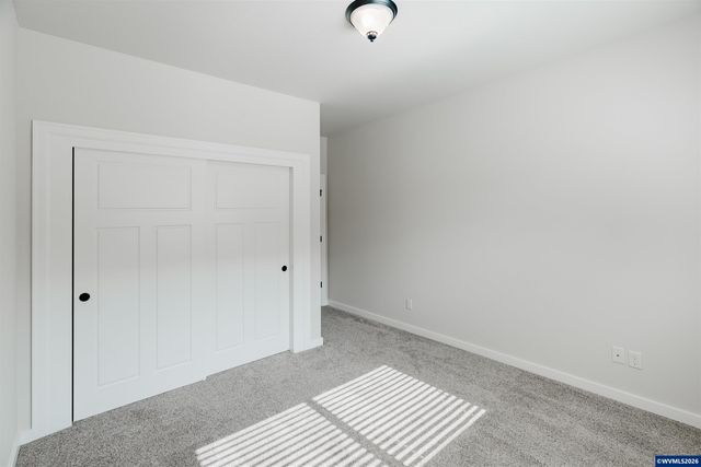 384 Market St NE, Salem, OR 97301