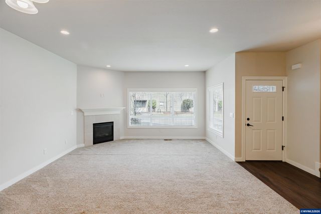 384 Market St NE, Salem, OR 97301