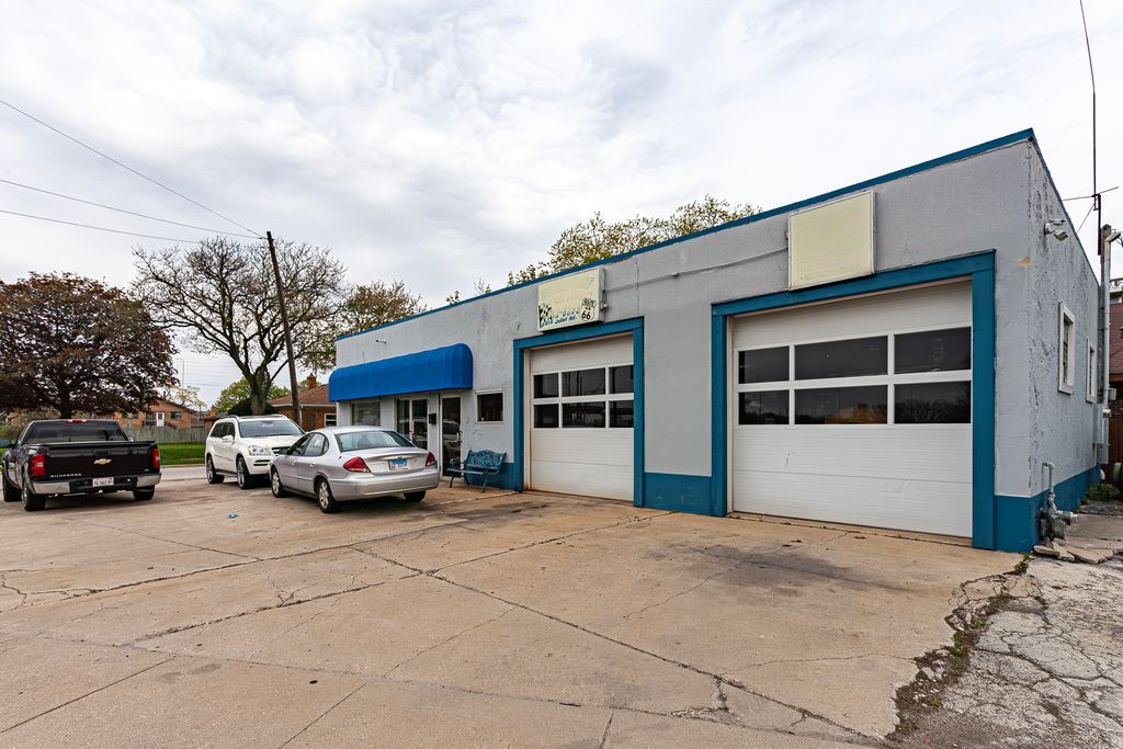 8418 Joliet Road, Mccook, IL 60525