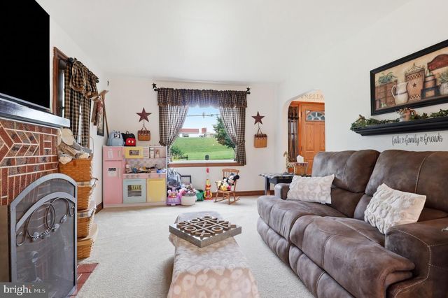 418 E BROADWAY, Red Lion, PA 17356