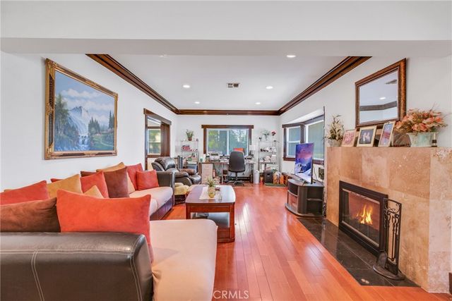 1562 N Lake Avenue, Pasadena, CA 91104