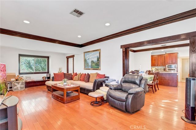 1562 N Lake Avenue, Pasadena, CA 91104