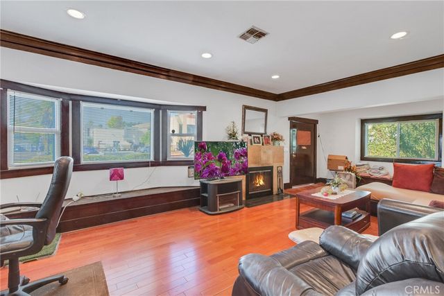 1562 N Lake Avenue, Pasadena, CA 91104