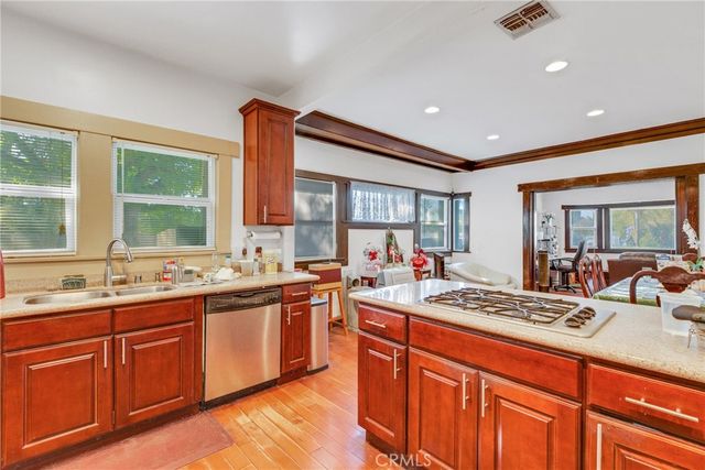 1562 N Lake Avenue, Pasadena, CA 91104