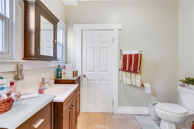 1562 N Lake Avenue, Pasadena, CA 91104