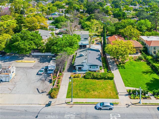 1562 N Lake Avenue, Pasadena, CA 91104