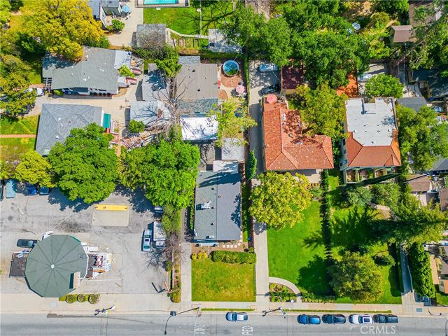 1562 N Lake Avenue, Pasadena, CA 91104