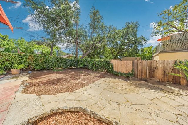 1562 N Lake Avenue, Pasadena, CA 91104