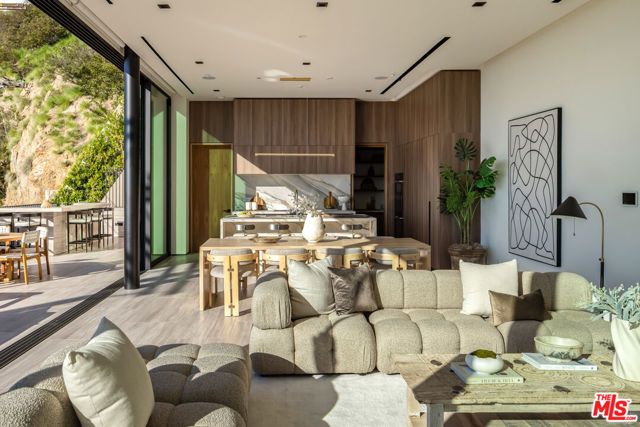 8777 W Hollywood Boulevard, Los Angeles, CA 90069