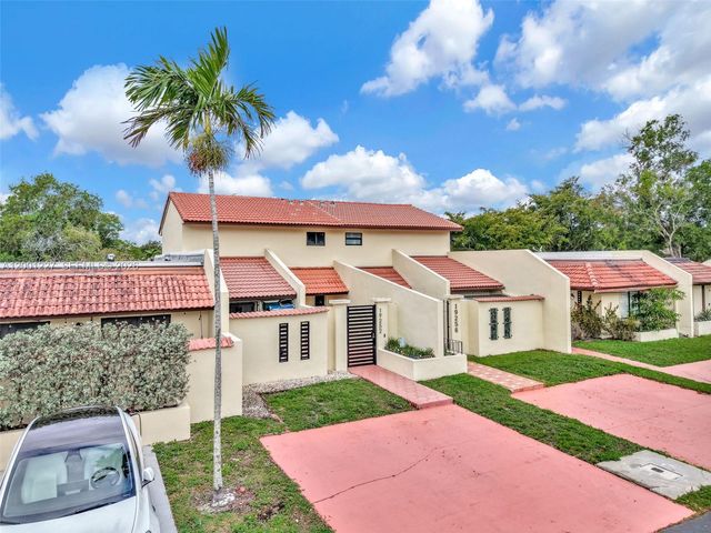 19252 NW 65th Ct, Hialeah, FL 33015