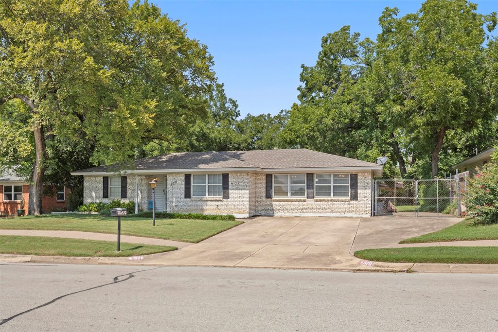 520 W Redbud Drive, Hurst, TX 76053