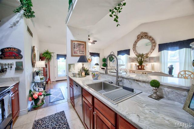 125 Warren Manor B, Highland, IL 62249